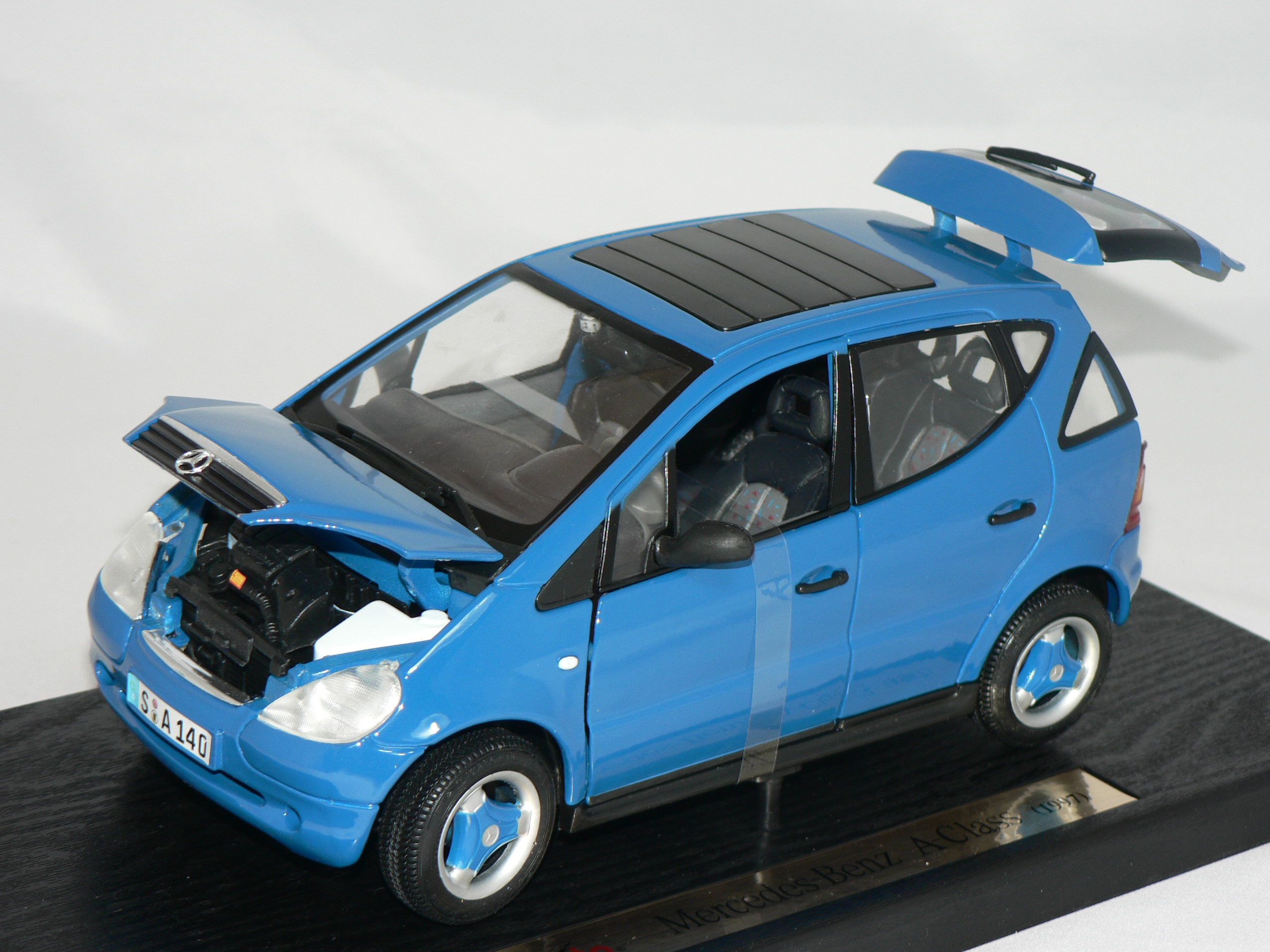 Mercedes A-Class -1977  1:18  Maisto - 4