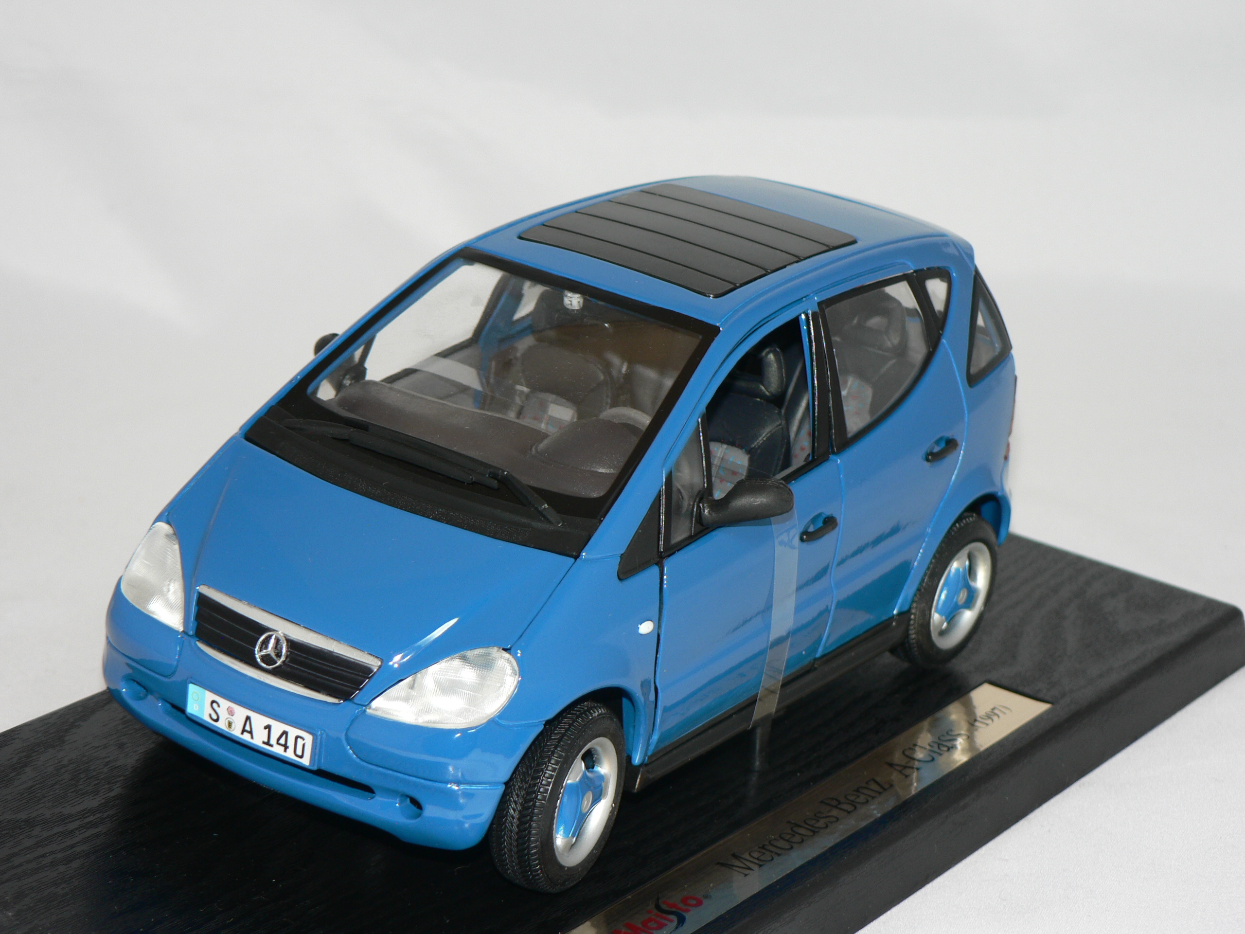 Mercedes A-Class -1977  1:18  Maisto