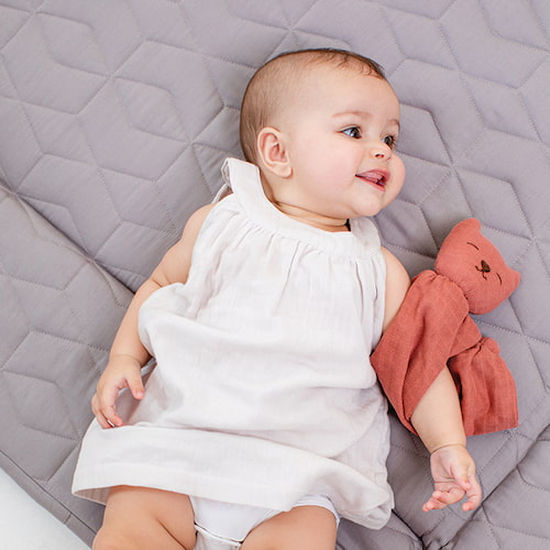 Baby med økologisk tøjdyr