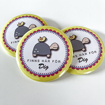 Badge/knapp "Finns här för dig" 57 mm