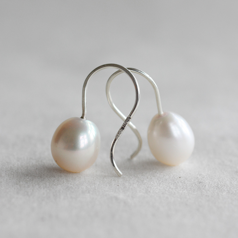Pärla - earring with drop-shaped pearl on sterling silver hook - 3
