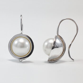 Pärla - sterling silver earring with pearl in a cup