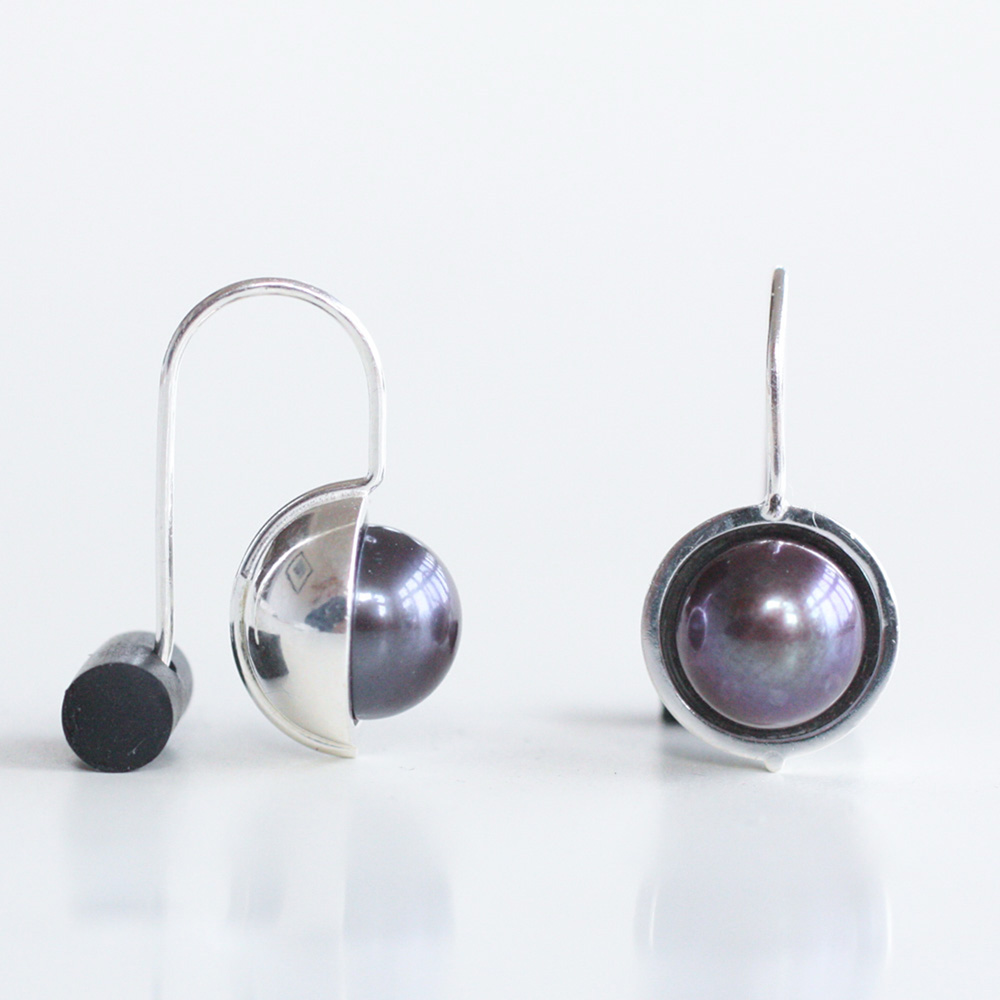 Pärla - sterling silver earring with pearl in a cup