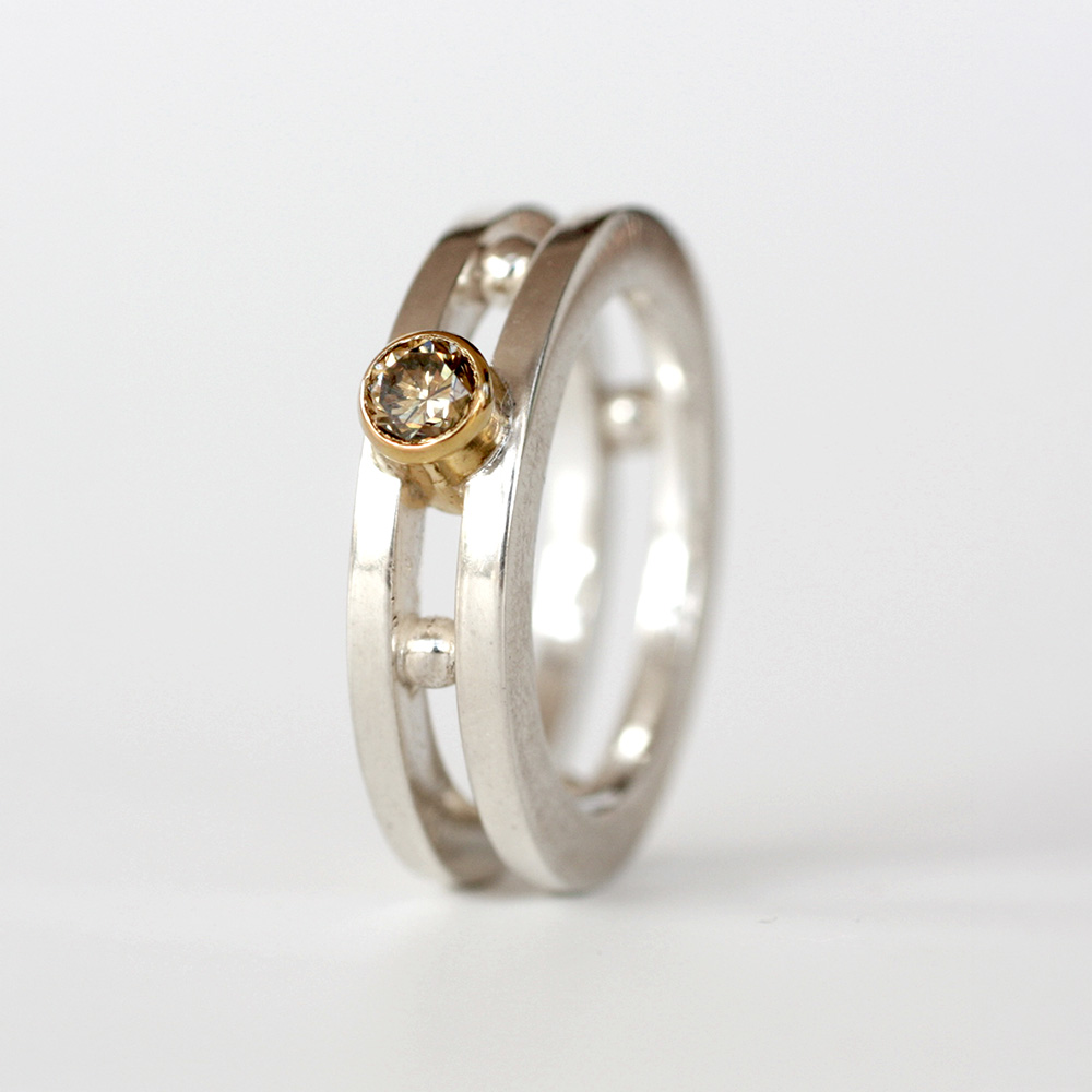 Cylinder - ring i silver med fanzy brown briljant