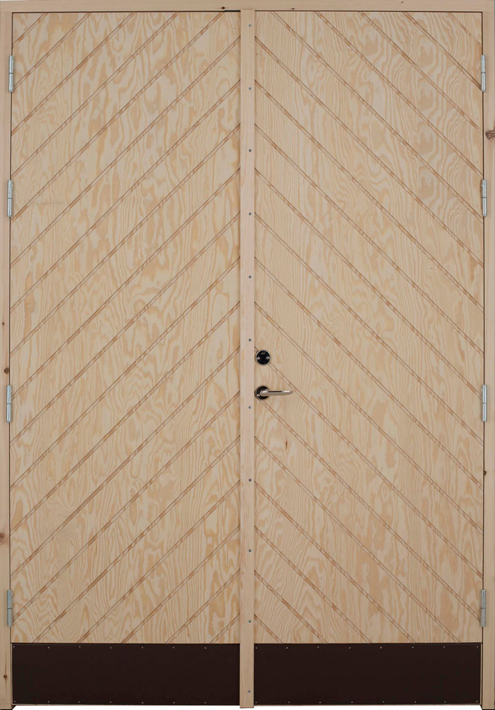 Parstalldörr som är diagonalspårad med yta av plywood och en sparkplåt