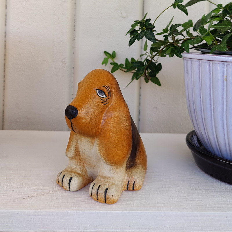 Basset av Lisa Larson