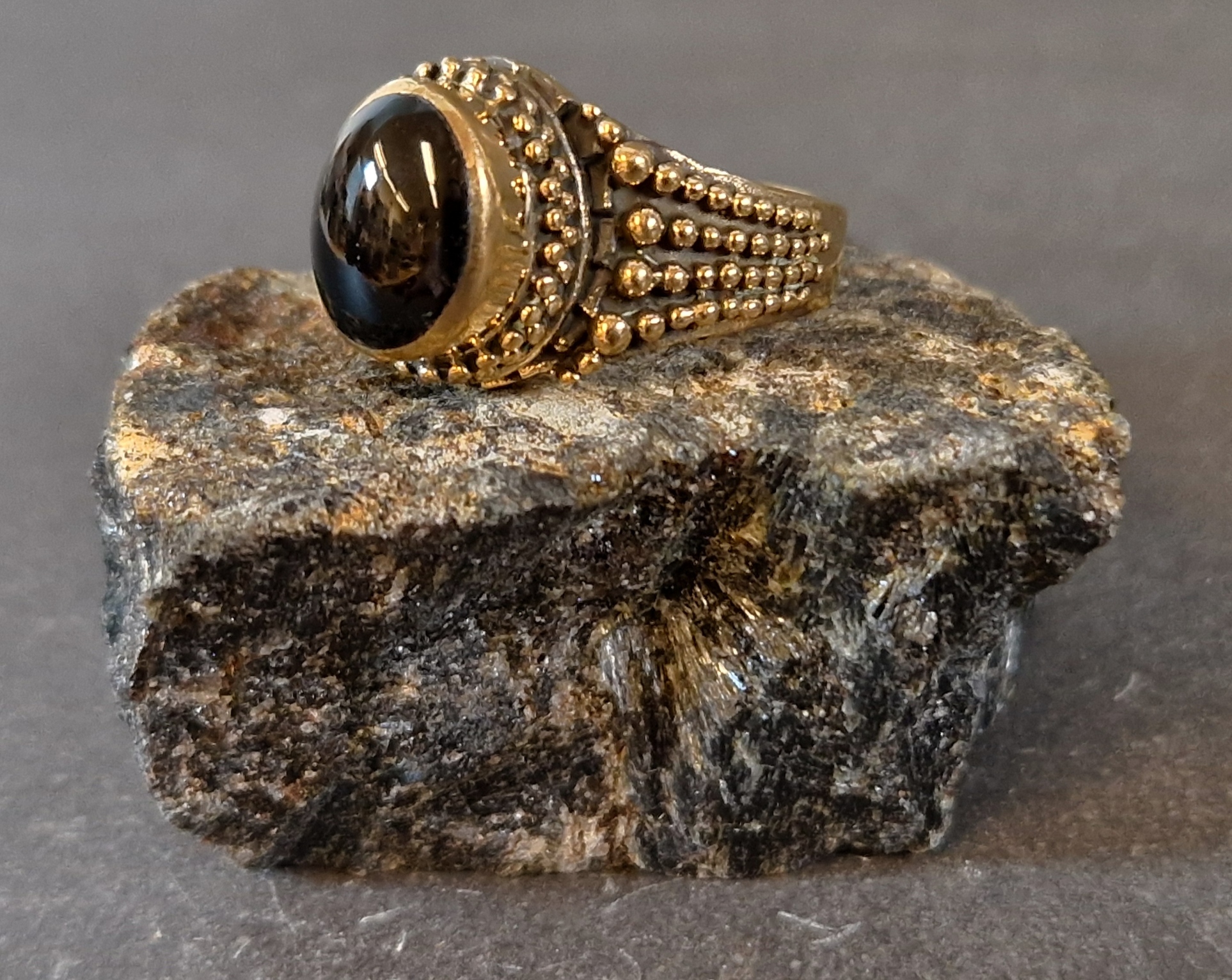 Bronsring med filigran och oval cabochon - 2