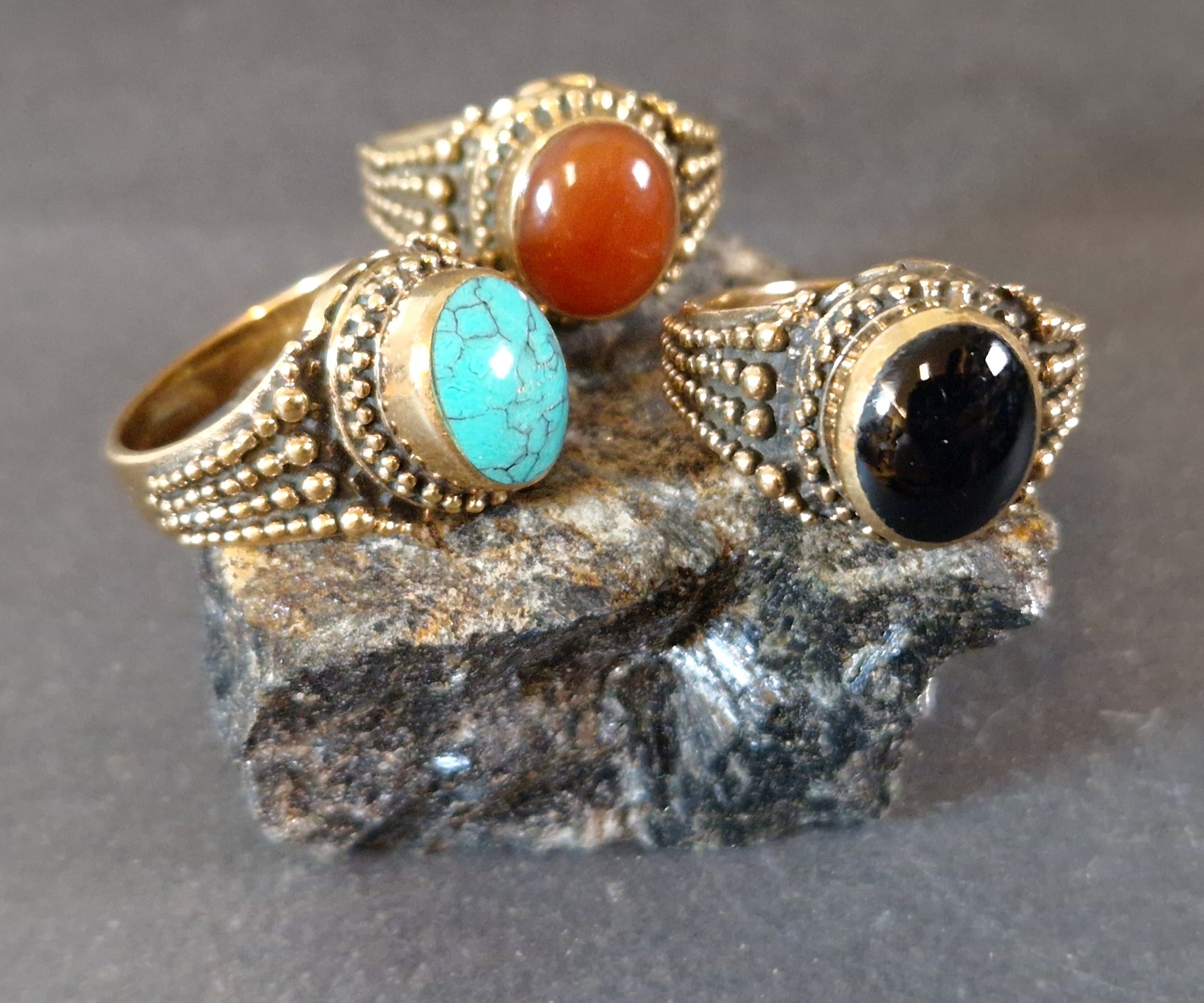 Bronsring med filigran och oval cabochon