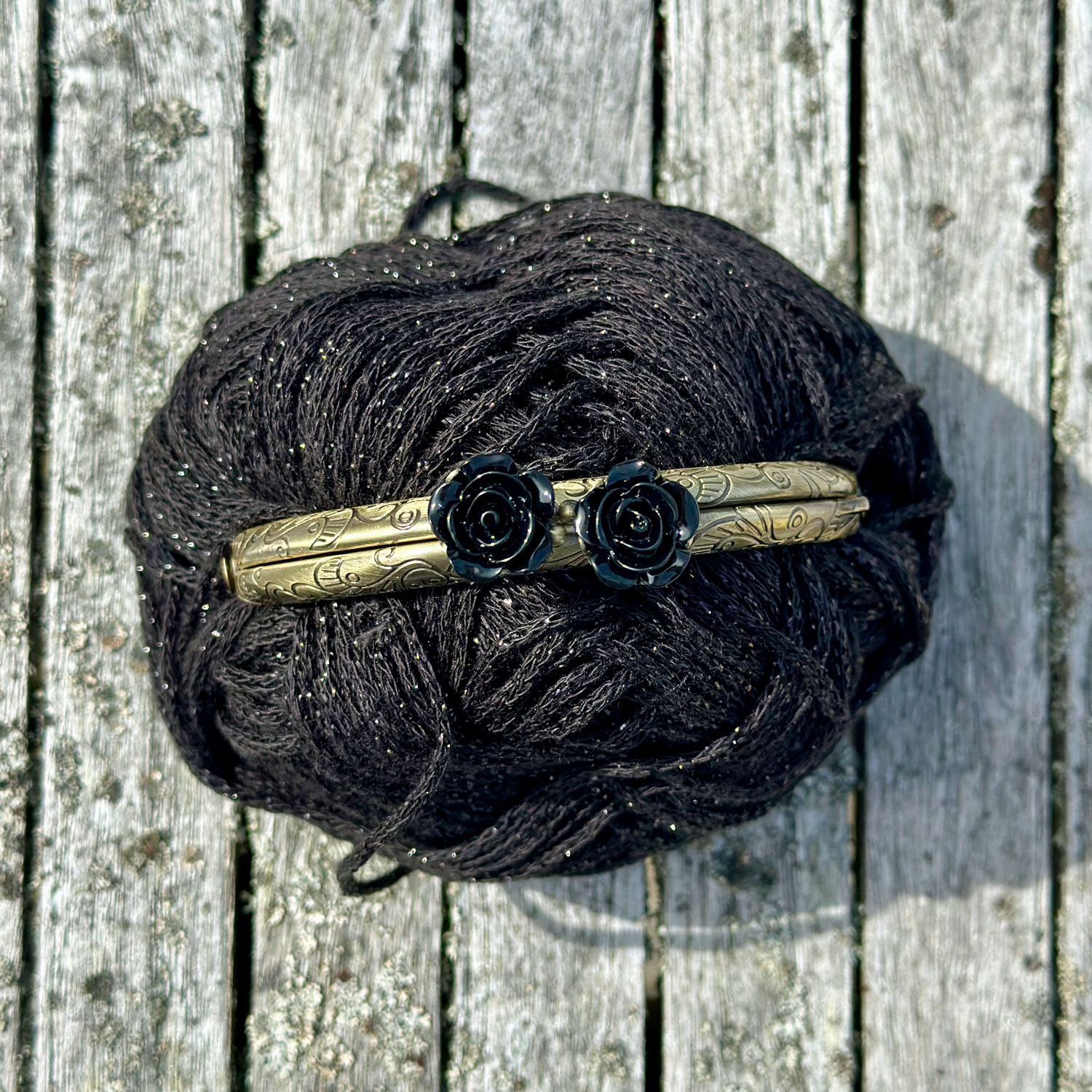 Portmonnäknäppe med svarta rosor