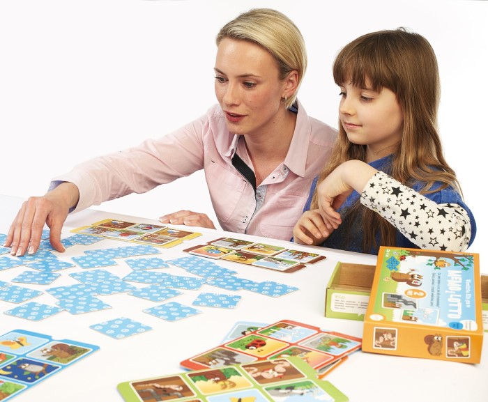 Barn och vuxen spelar memo