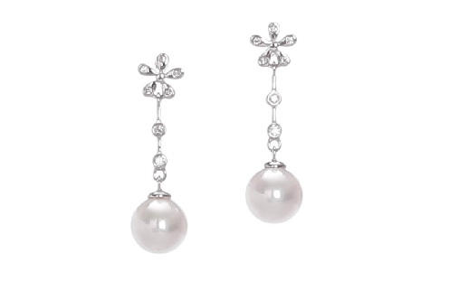AAA-Quality Akoya pearls earrings set in white gold with diamonds 8-8.5mm