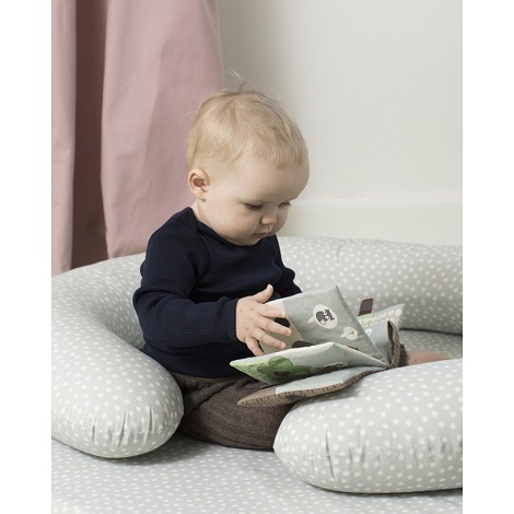 Baby læser i stof bog