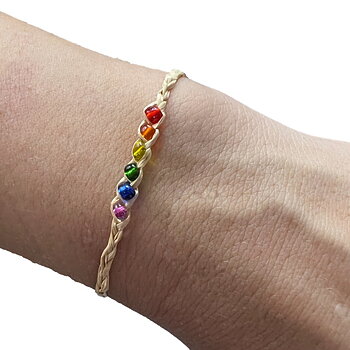 Armband med pride-glaspärlor