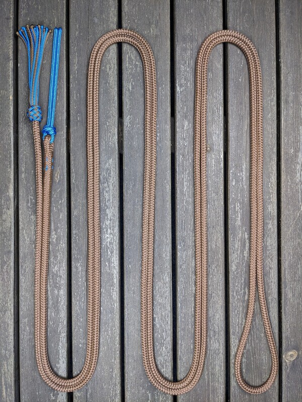 Mecatetygel med tofs och repsnärt