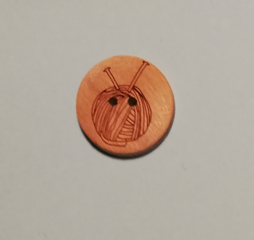 Träknapp - motiv: garnnystan med stickor, 20 mm