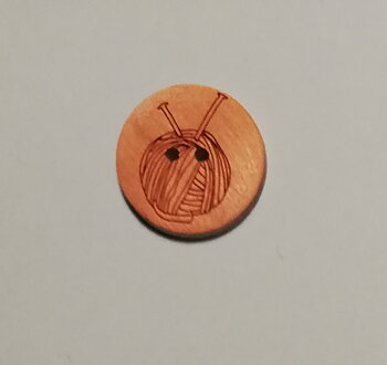 Träknapp - motiv: garnnystan med stickor, 20 mm