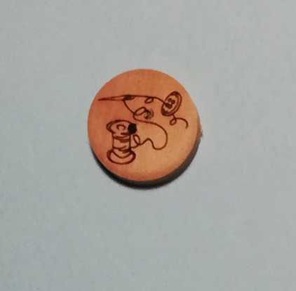 Träknapp - motiv: trådrulle med synål, 20 mm