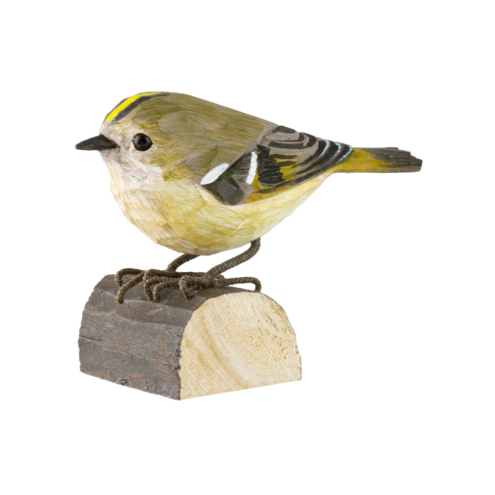 DecoBird Kungsfågel, dekorativ fågel i trä på träfot mot vit bakgrund.