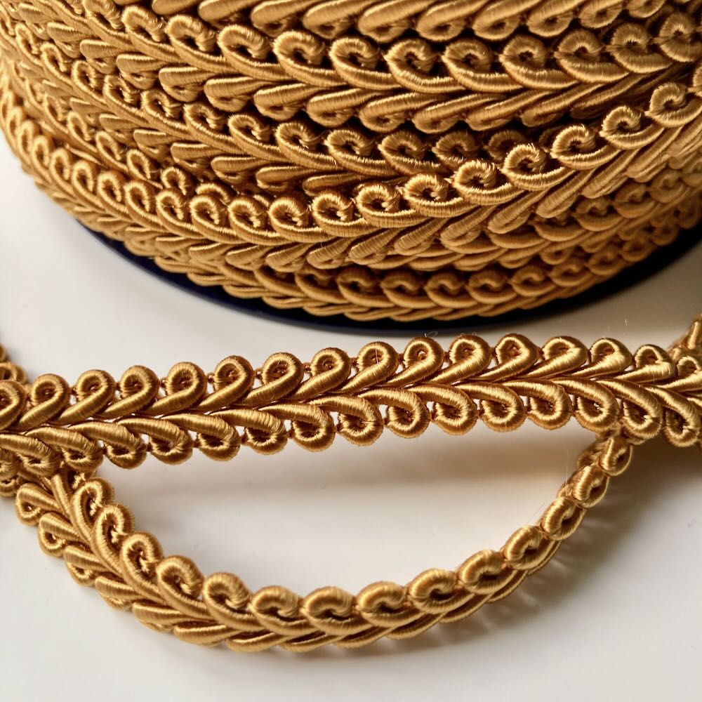 Möbelband antikguld liljeband 9 mm