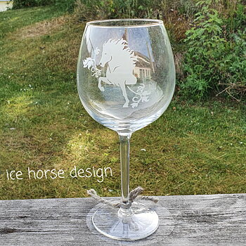 Vinsglas kupa på fot med graverad islandshäst & vinranka 67 cl. Vår egen gravyr design