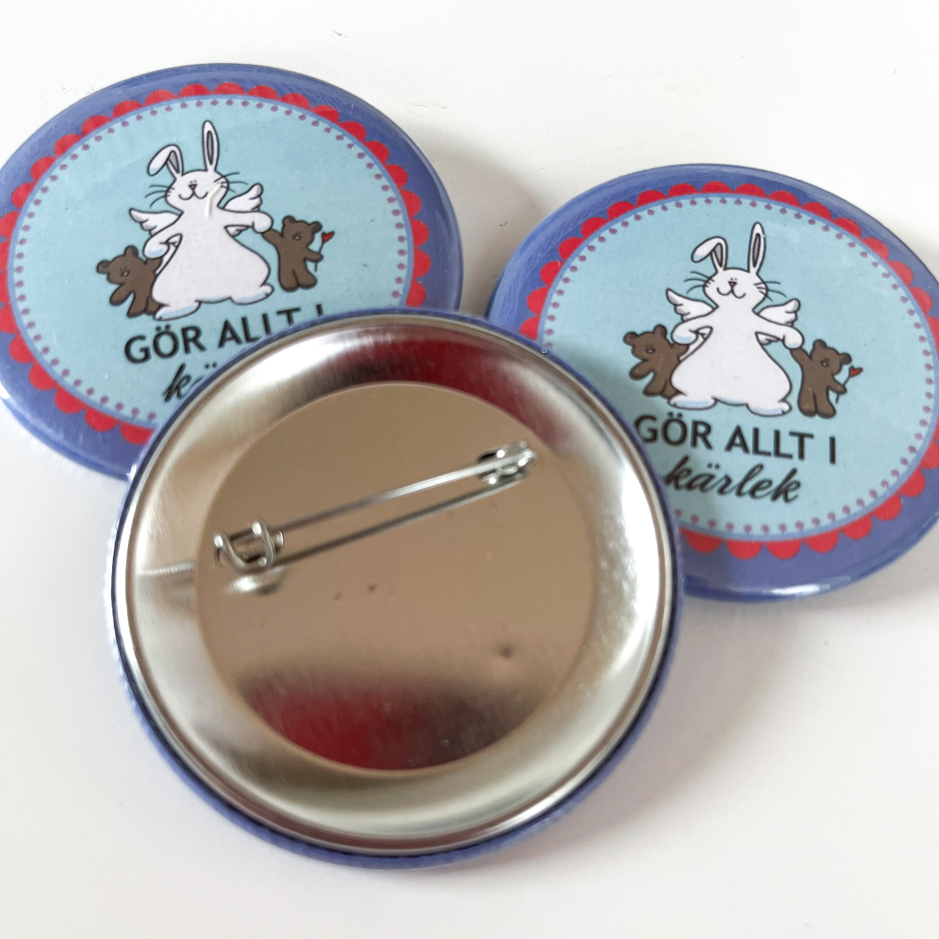 Badge/knapp "Gör allt i kärlek" 57 mm