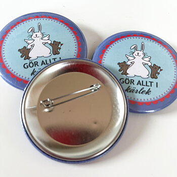 Badge/knapp "Gör allt i kärlek" 57 mm