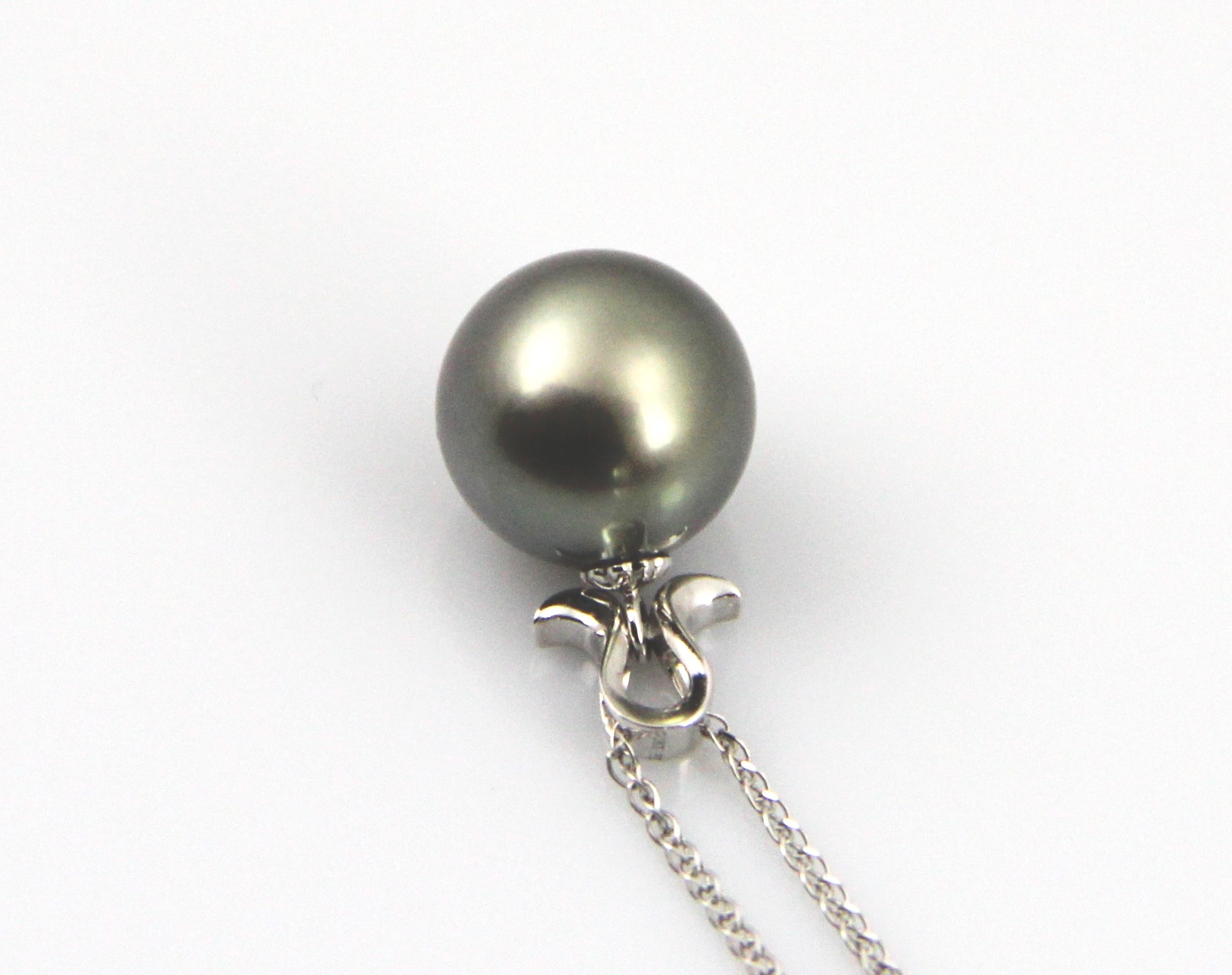Tahitian pearl pendant set in white gold 