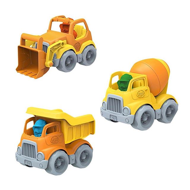 Tre orange leksaksbilar