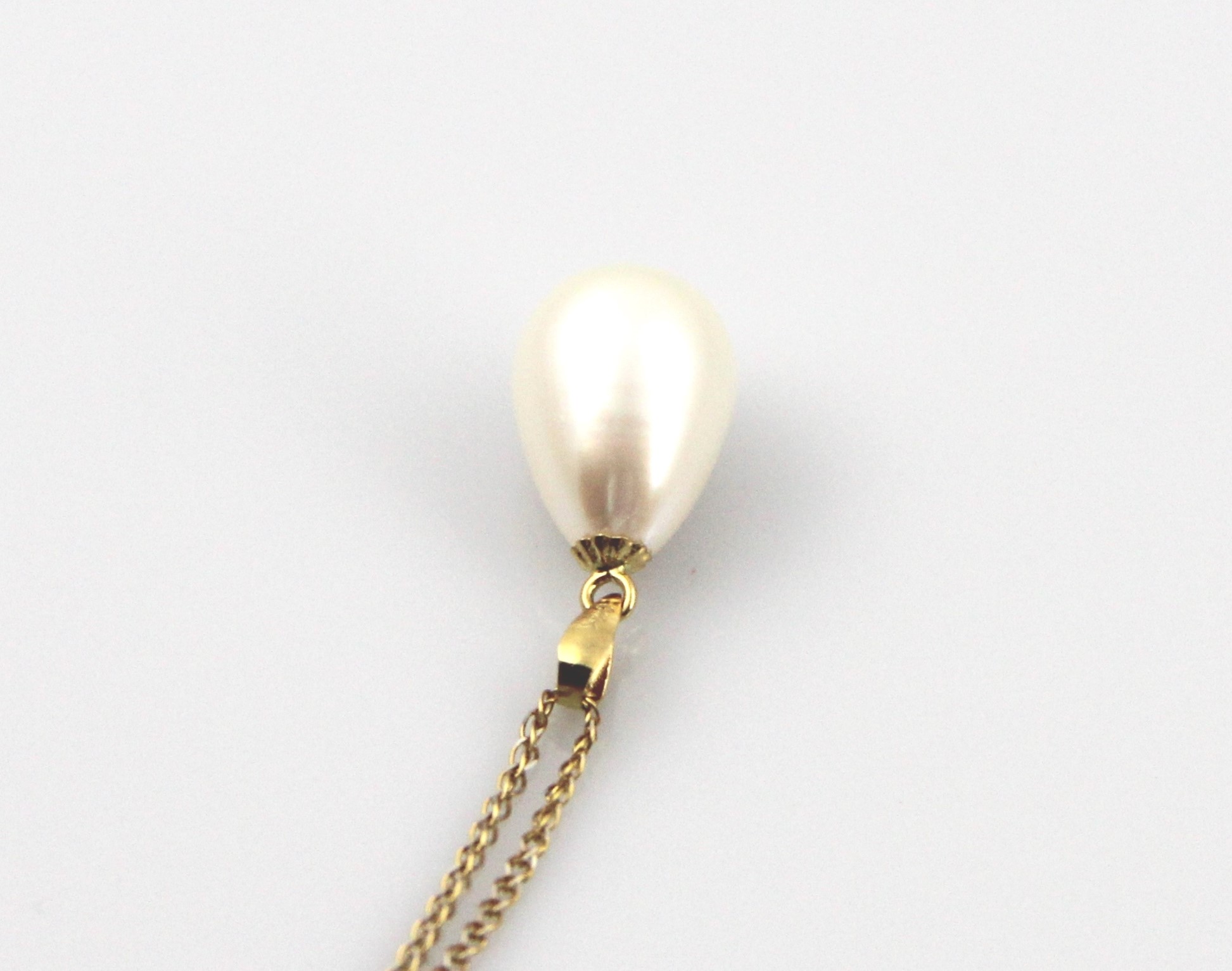 Perfekter tropfenförmiger Süßwasserperlen-Anhänger in Gold  - 4