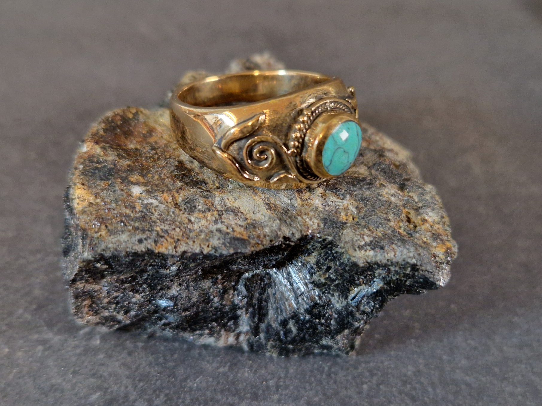Bronsring med Cabochon och blad - 2