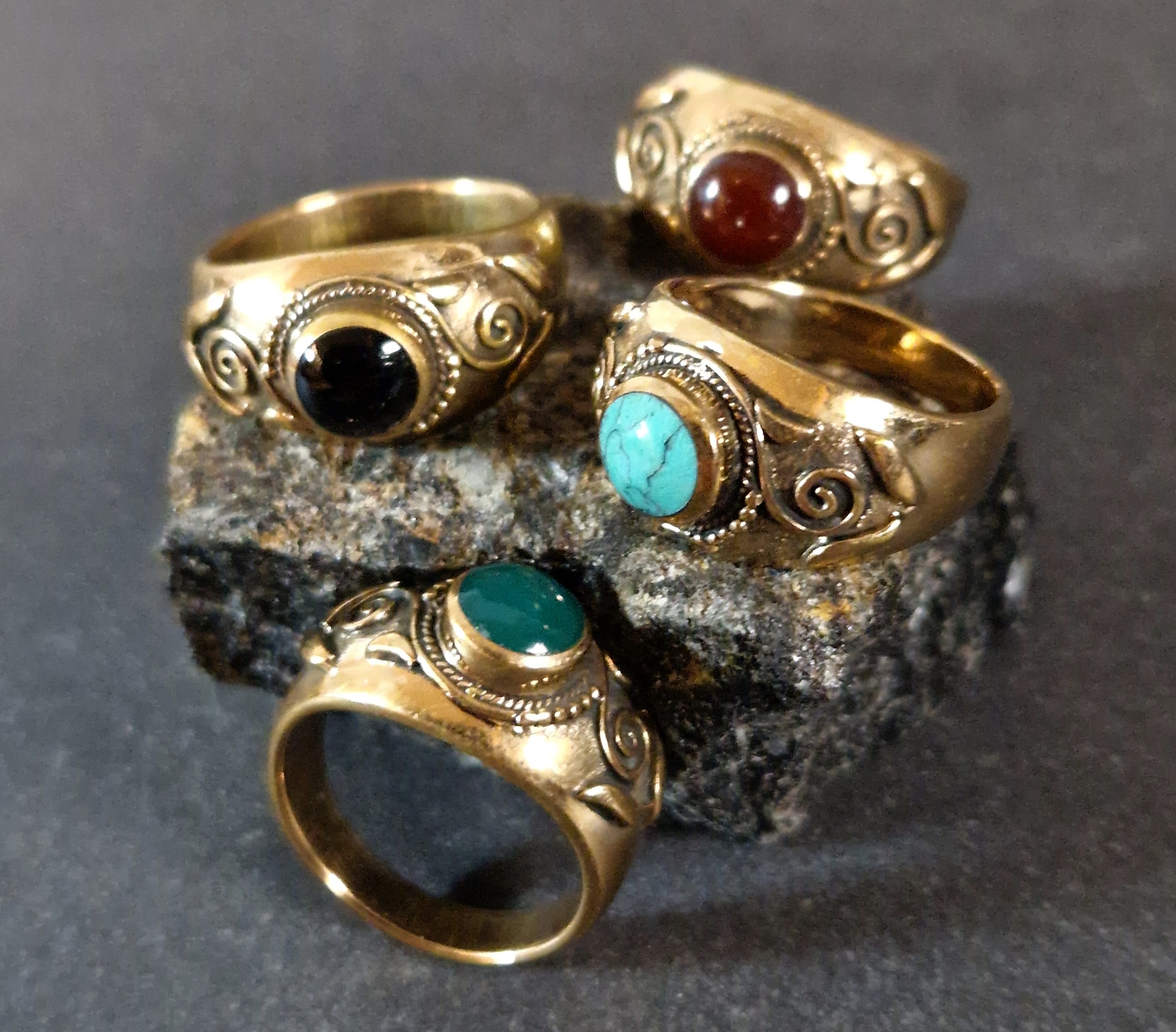 Bronsring med Cabochon och blad
