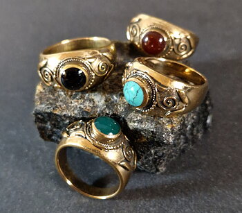 Bronsring med Cabochon och blad