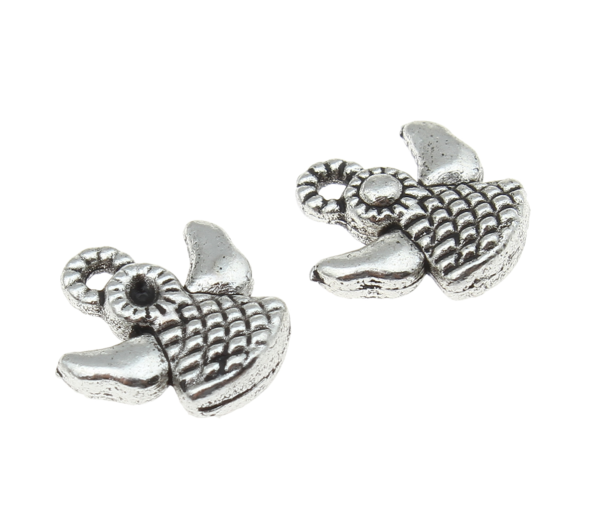 Tolv små antiksilverfärgade ängelberlocker i metall, cirka 9×10 mm, visade mot ljus bakgrund.