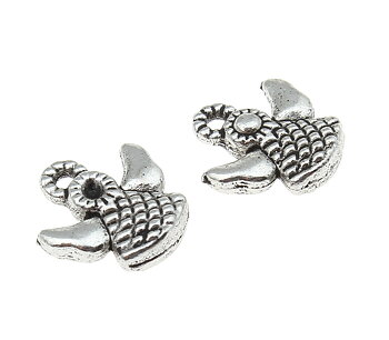Tolv små antiksilverfärgade ängelberlocker i metall, cirka 9×10 mm, visade mot ljus bakgrund.