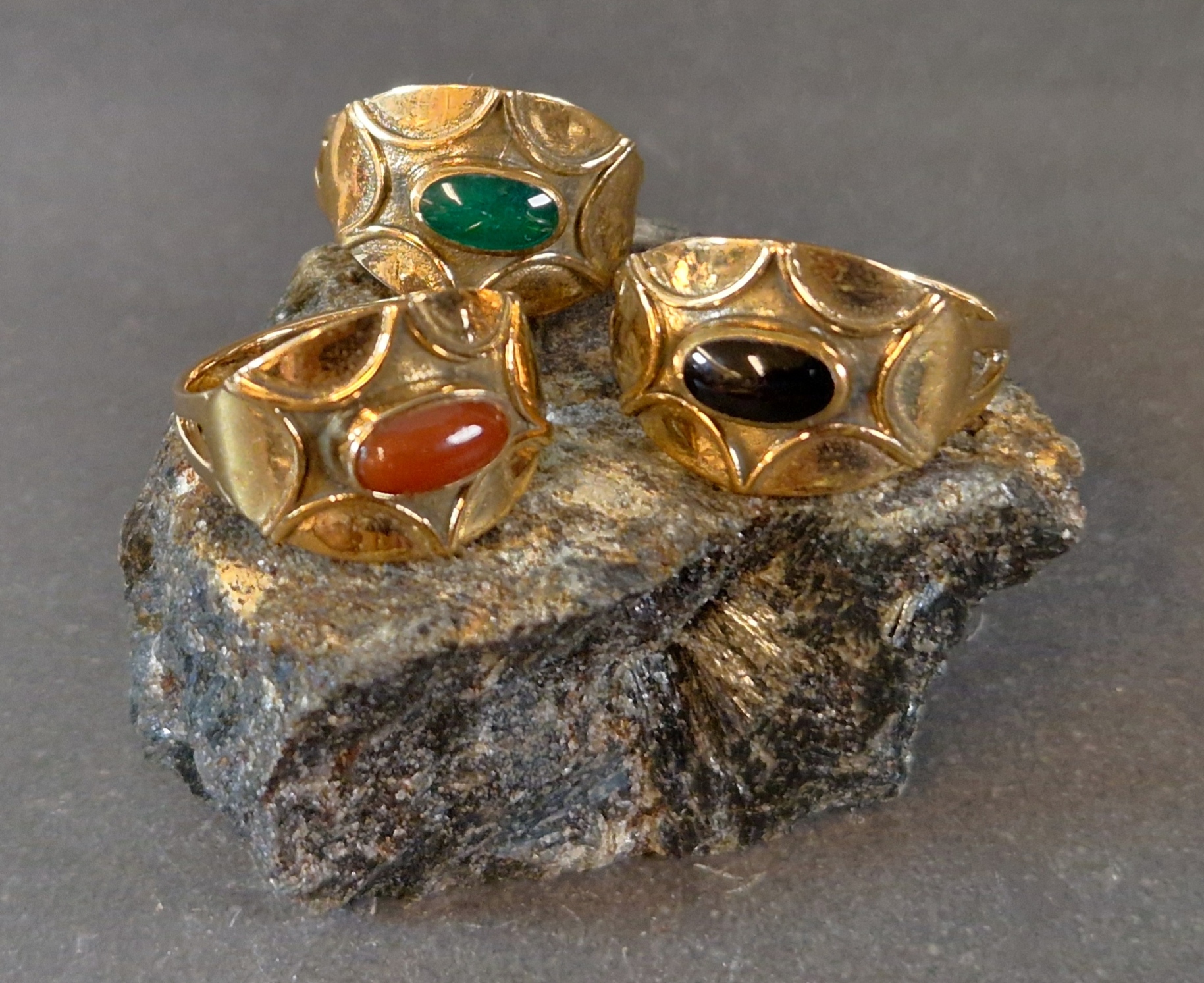 Bronsring med liggande Cabochon