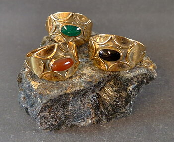 Bronsring med liggande Cabochon
