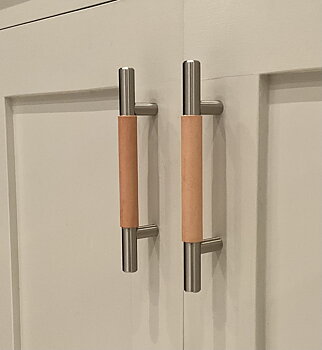 Läderhandtag Bar Skin 96 - Natur/Rostfri finish