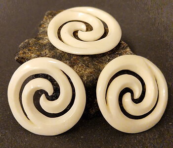 Maori hänge i ben - Koru