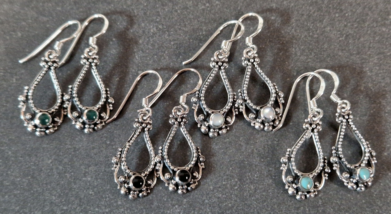 Örhängen i Silver med Filigran och Cabochon