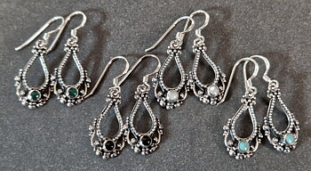 Örhängen i Silver med Filigran och Cabochon