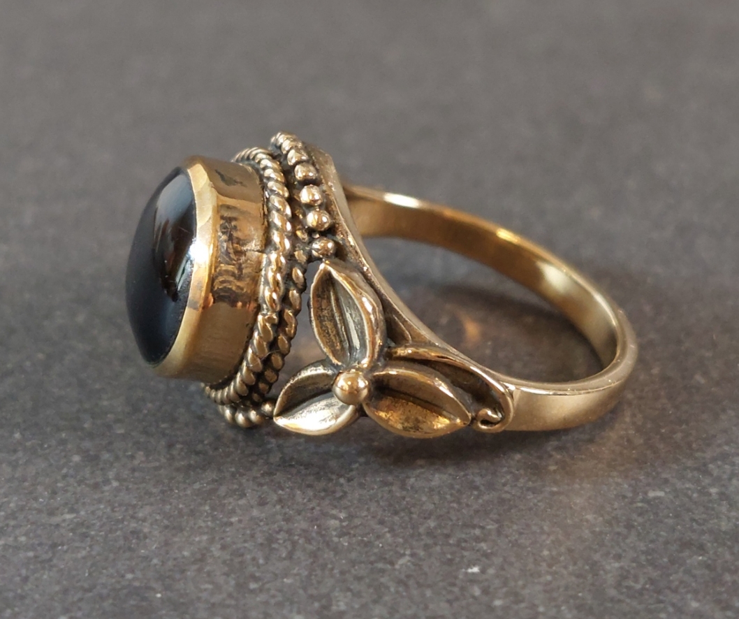 Bronsring med Svart Onyx och Blad
