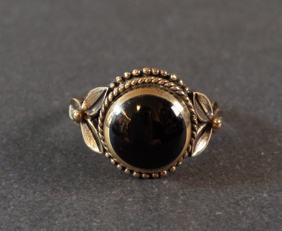 Bronsring med Svart Onyx och Blad - 2