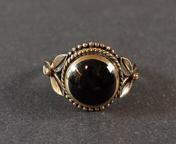 Bronsring med Svart Onyx och Blad
