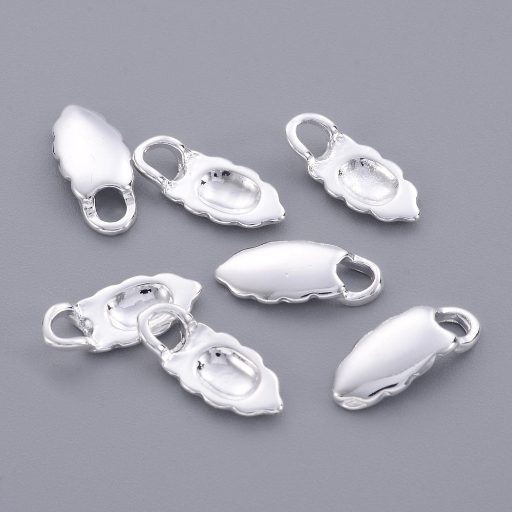 Silverfärgade bakstycken i mini lövform, ca 6x14 mm med hål ca 2,5 mm, för limning av cabochoner, glasfusing och små stenar, 50 st.