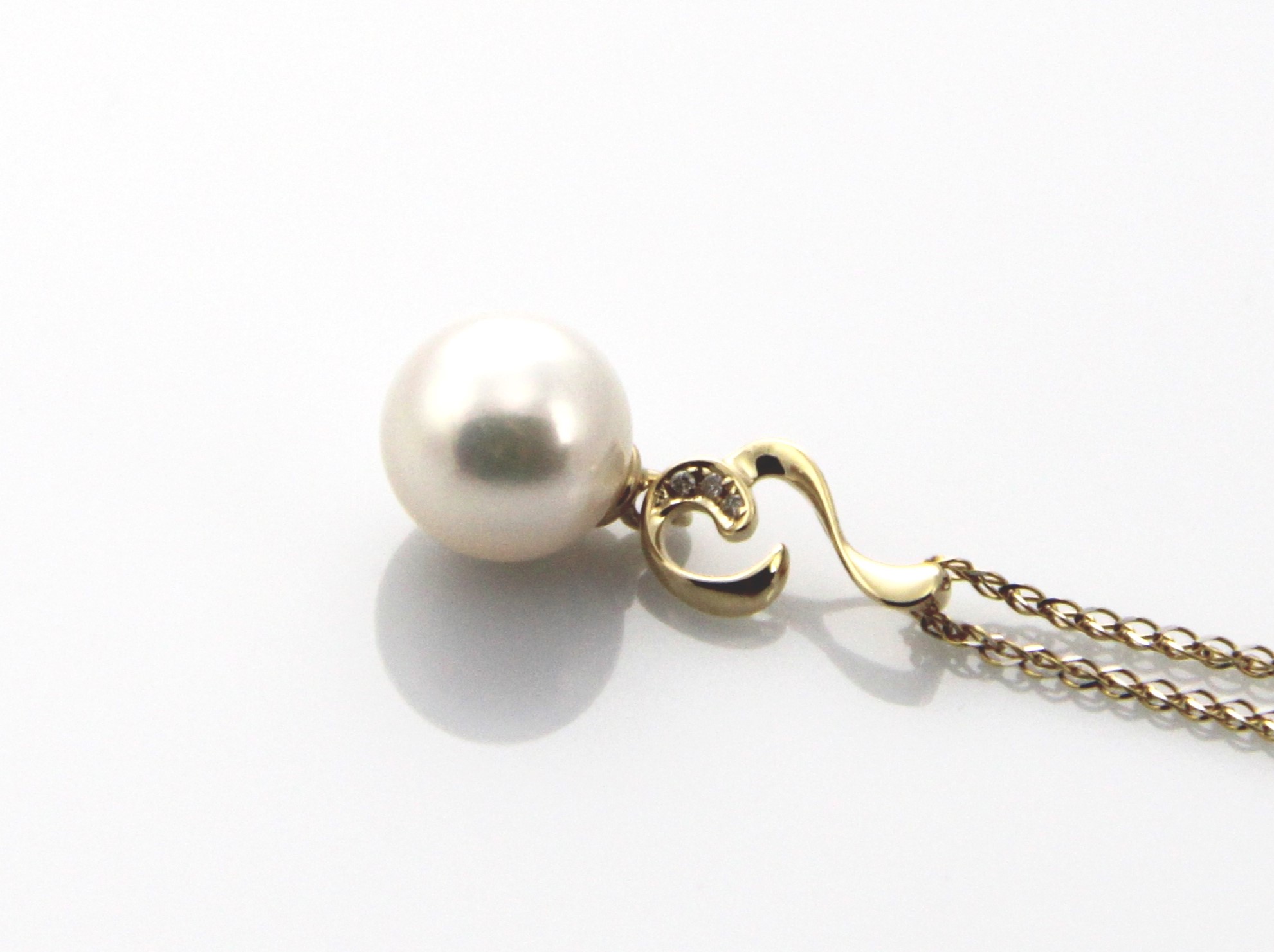 Perlenanhänger-Akoya in AAA-Qualität mit Gold und Diamanten 8.5–9 mm