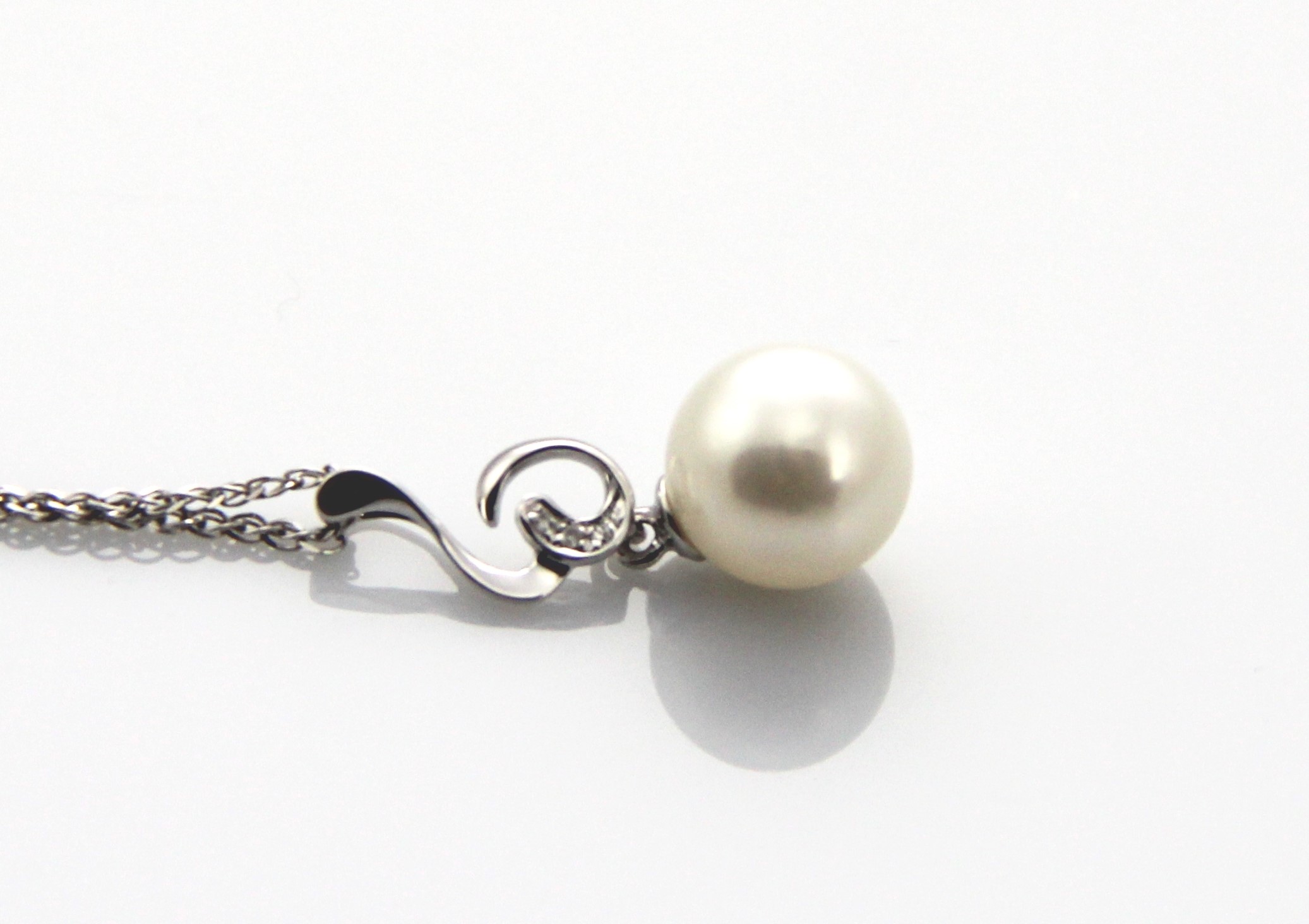 Perlenanhänger-Akoya in AAA-Qualität mit Weißgold und Diamanten 8.5–9 mm