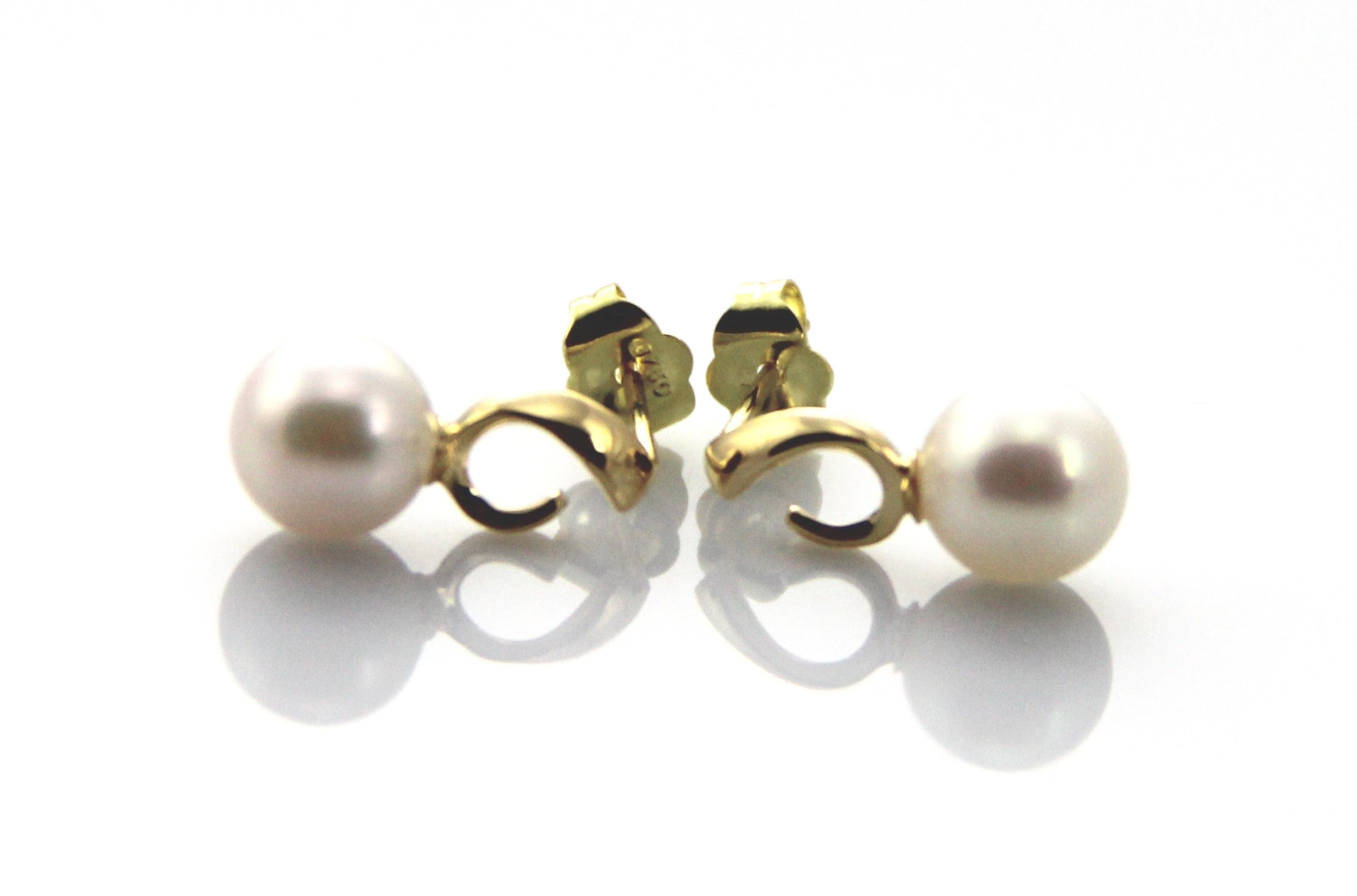 7mm AAA-quality Akoya cultured pearl earring set in gold 