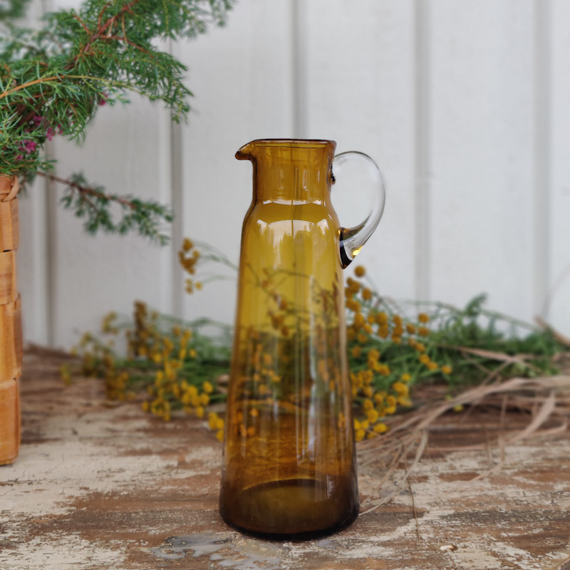 Kanna i gulbrunt glas