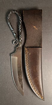 Vriden Kniv i handsmidd järn  med svart Läder Fodral