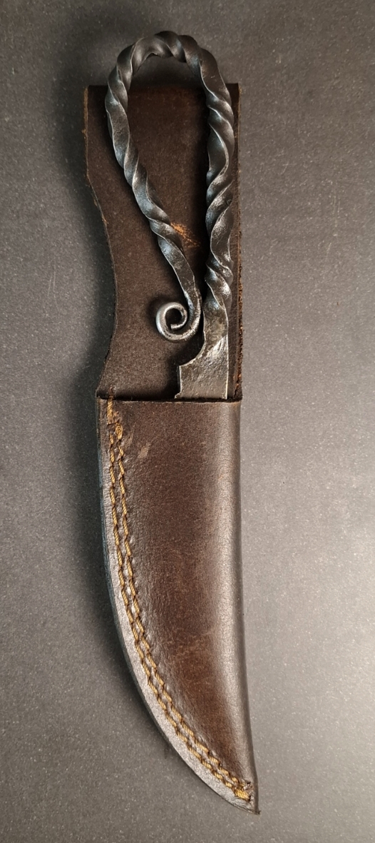 Vriden Kniv i handsmidd järn  med svart Läder Fodral - 2